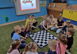 Dzieci poznają nową figurę szachową